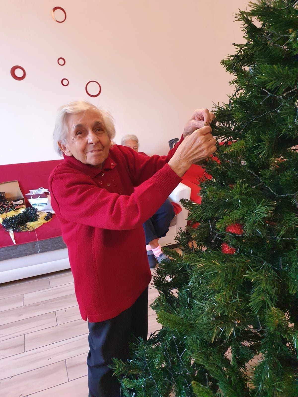 gli ospiti di residenza per anziani di Villa Silvana a Rivazzano Terme addobbano e festeggiano il Natale