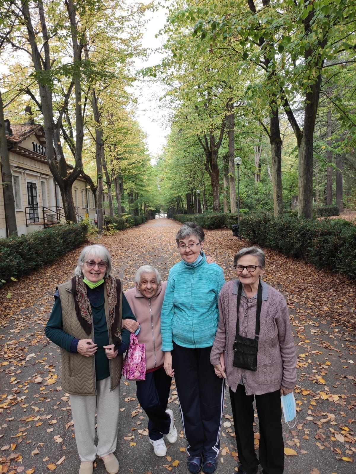 anziani della Villa Silvana in provincia di Pavia che svolgono attività all'aperto
