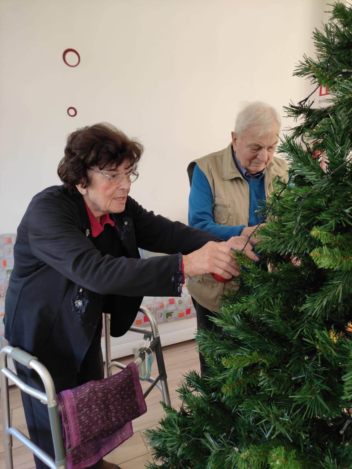 gli ospiti di residenza per anziani di Villa Silvana a Rivazzano Terme addobbano e festeggiano il Natale