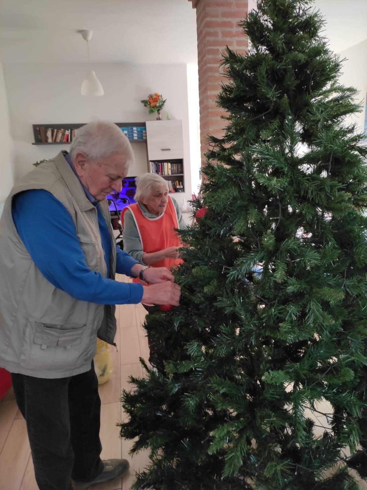 gli ospiti di residenza per anziani di Villa Silvana a Rivazzano Terme addobbano e festeggiano il Natale