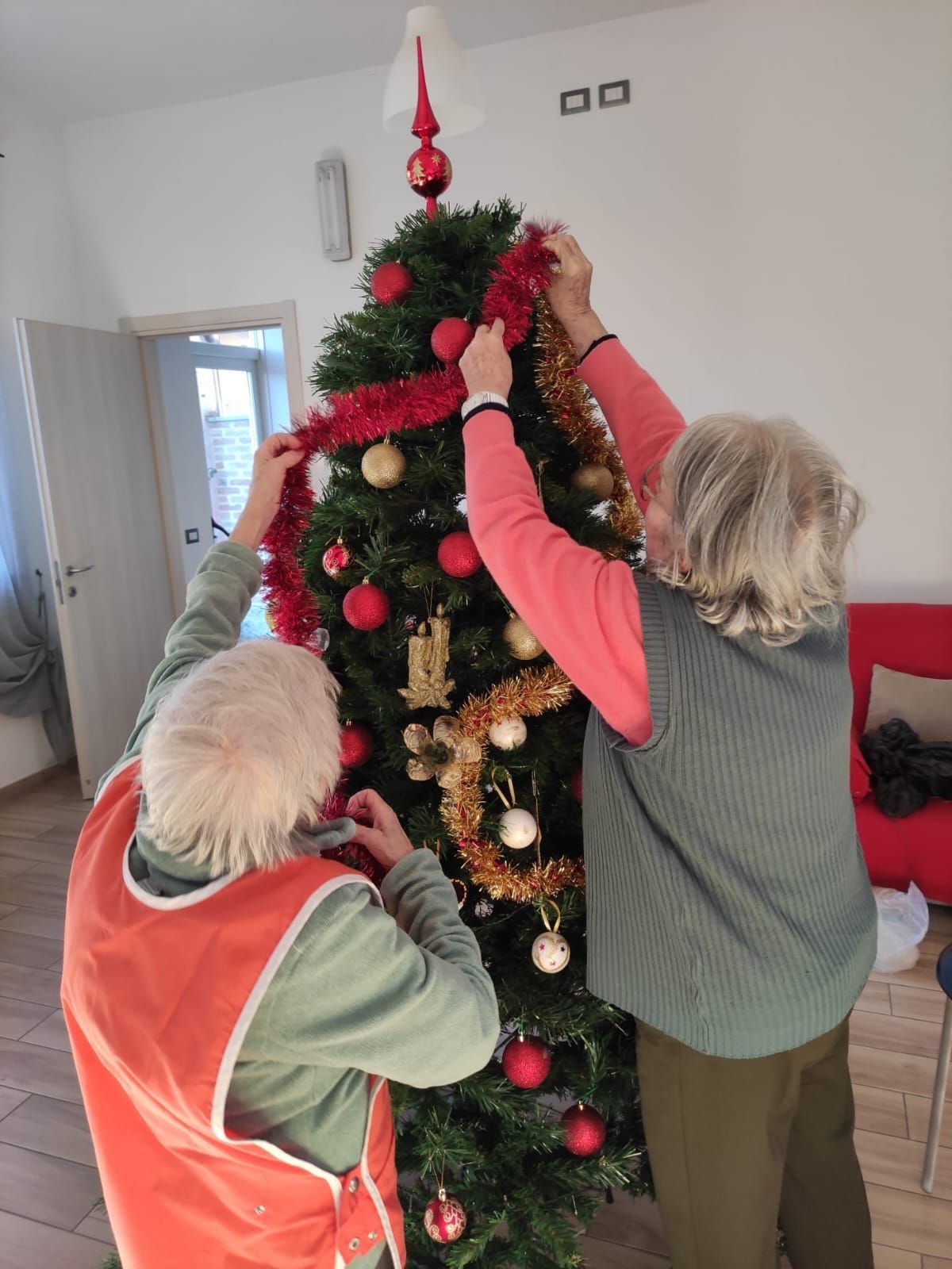 gli ospiti di residenza per anziani di Villa Silvana a Rivazzano Terme addobbano e festeggiano il Natale