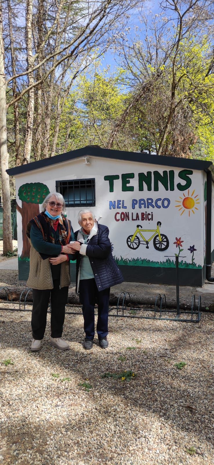 anziani della Villa Silvana in provincia di Pavia che svolgono attività all'aperto