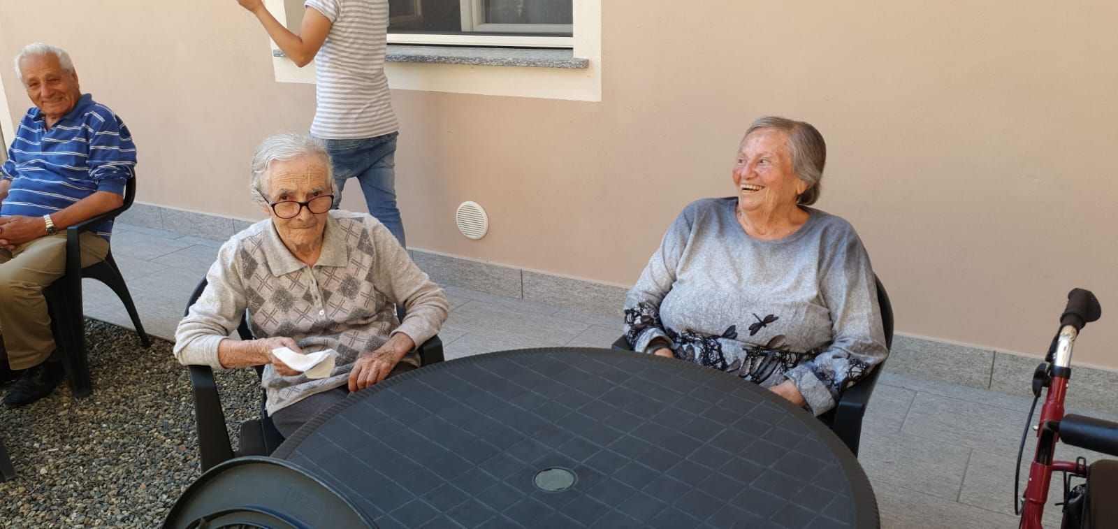 anziani che socializzano della Villa Silvana in provincia di Pavia