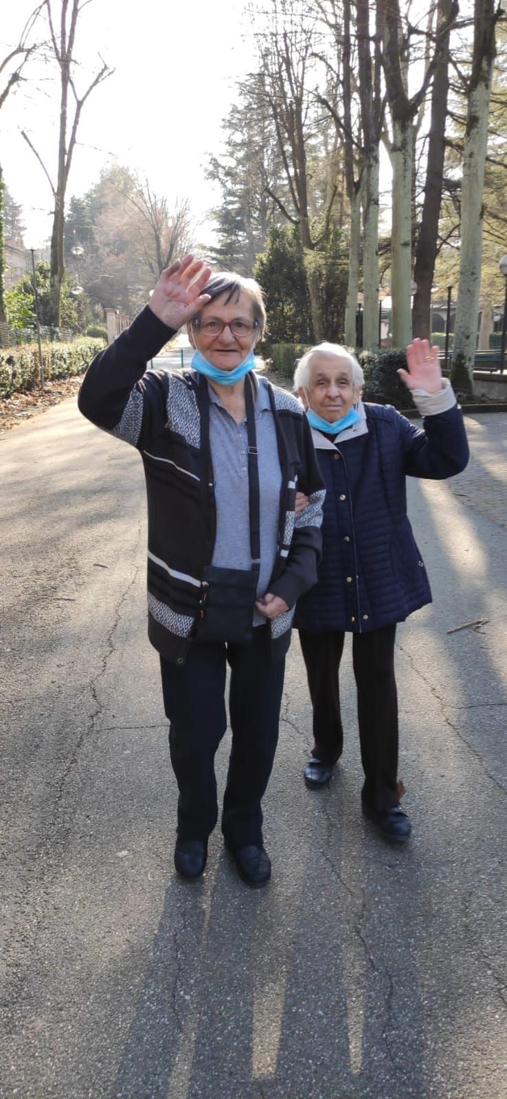 anziani della Villa Silvana in provincia di Pavia che svolgono attività all'aperto