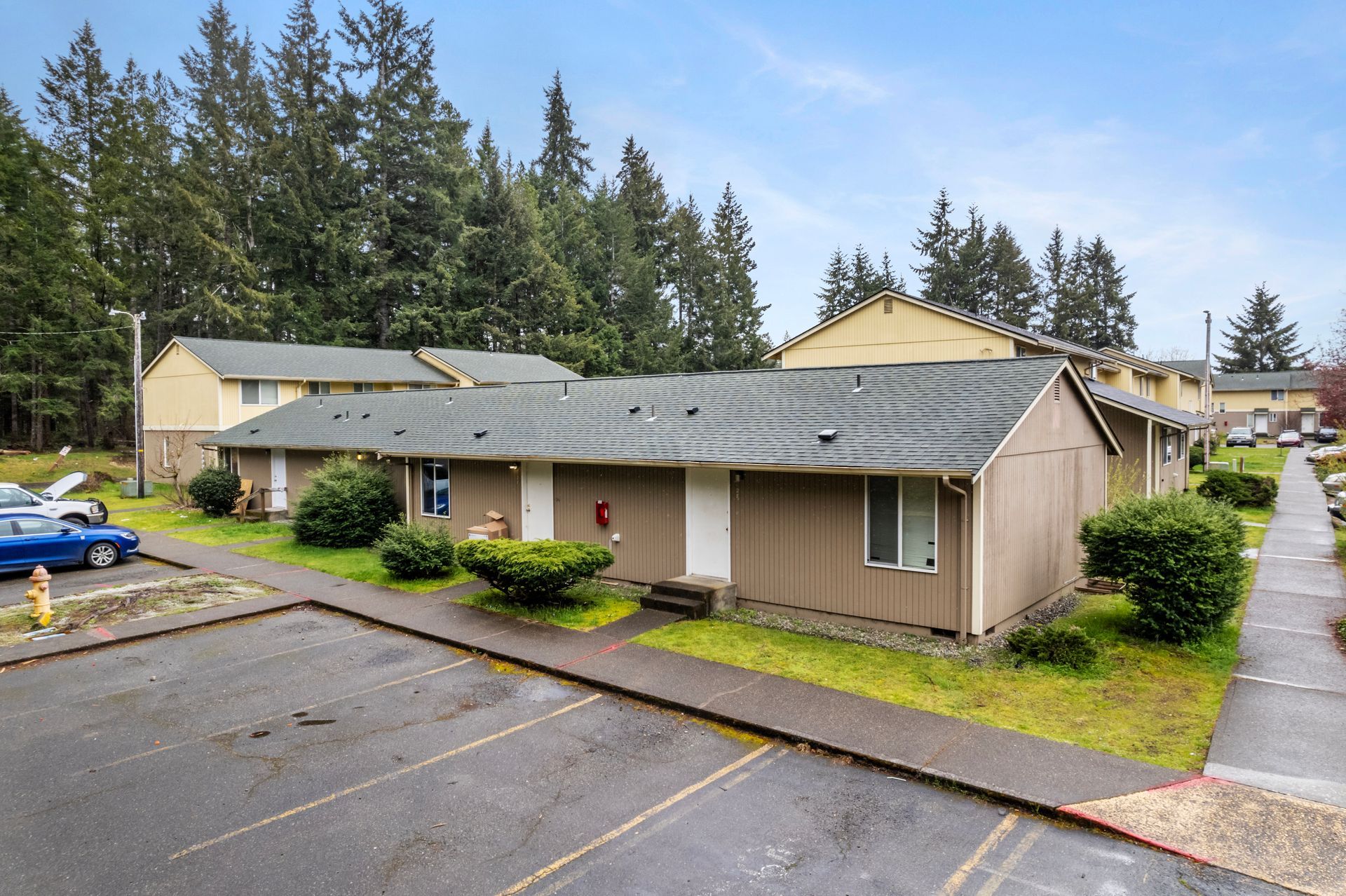 A row of houses with a parking lot in front of them