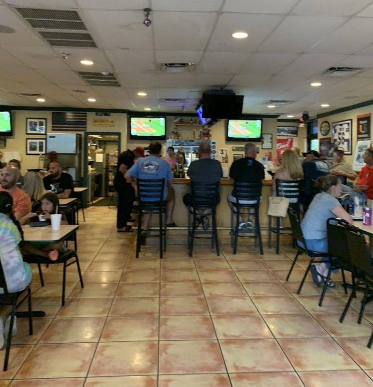 A group of people are sitting at tables in a restaurant