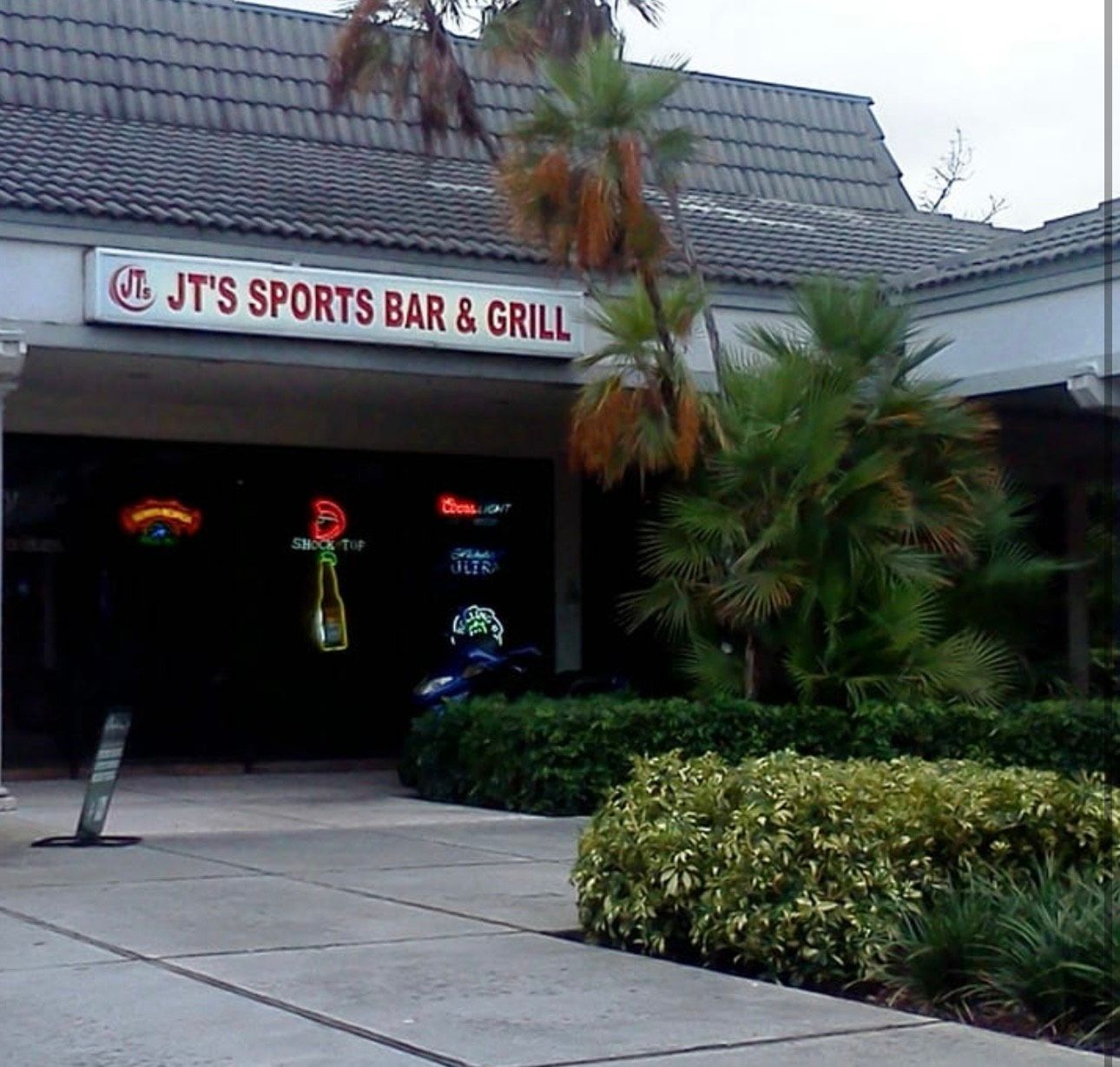 The entrance to jt 's sports bar and grill