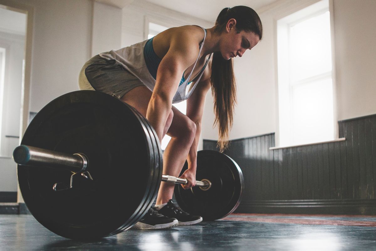 Será que o levantamento terra prejudica a sua lombar ou é normal sentir alguma dor na região?  O levantamento terra é um exercício que trabalha grandes grupos musculares e precisa ser executado da forma correta para evitar lesões.