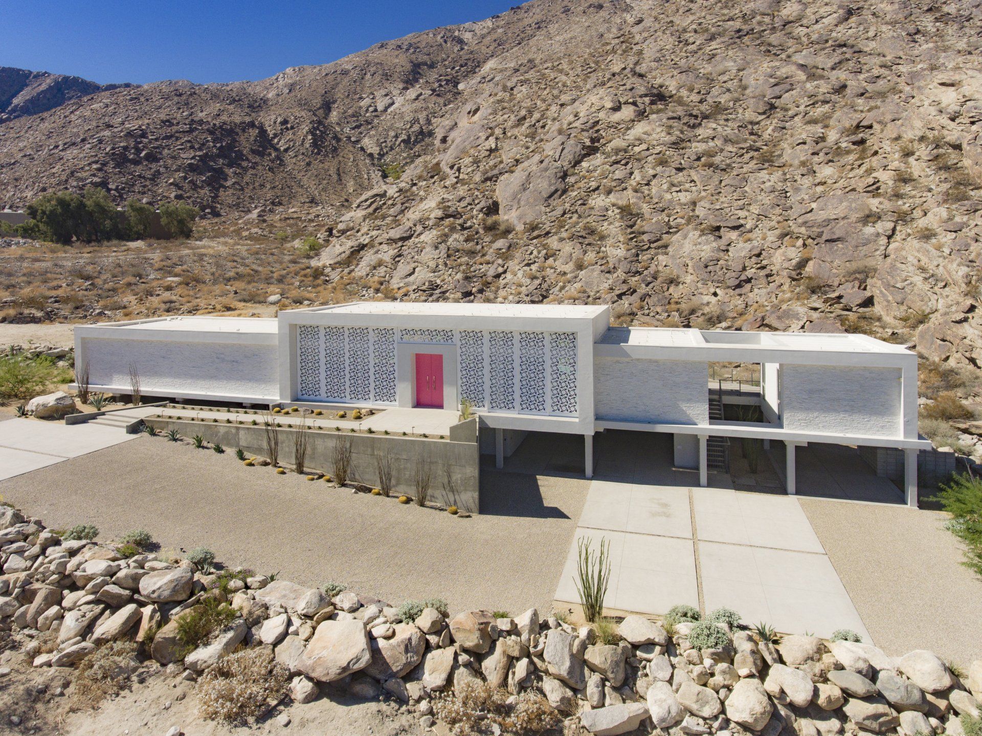 Screen House Palm Springs | Front Elevation drone