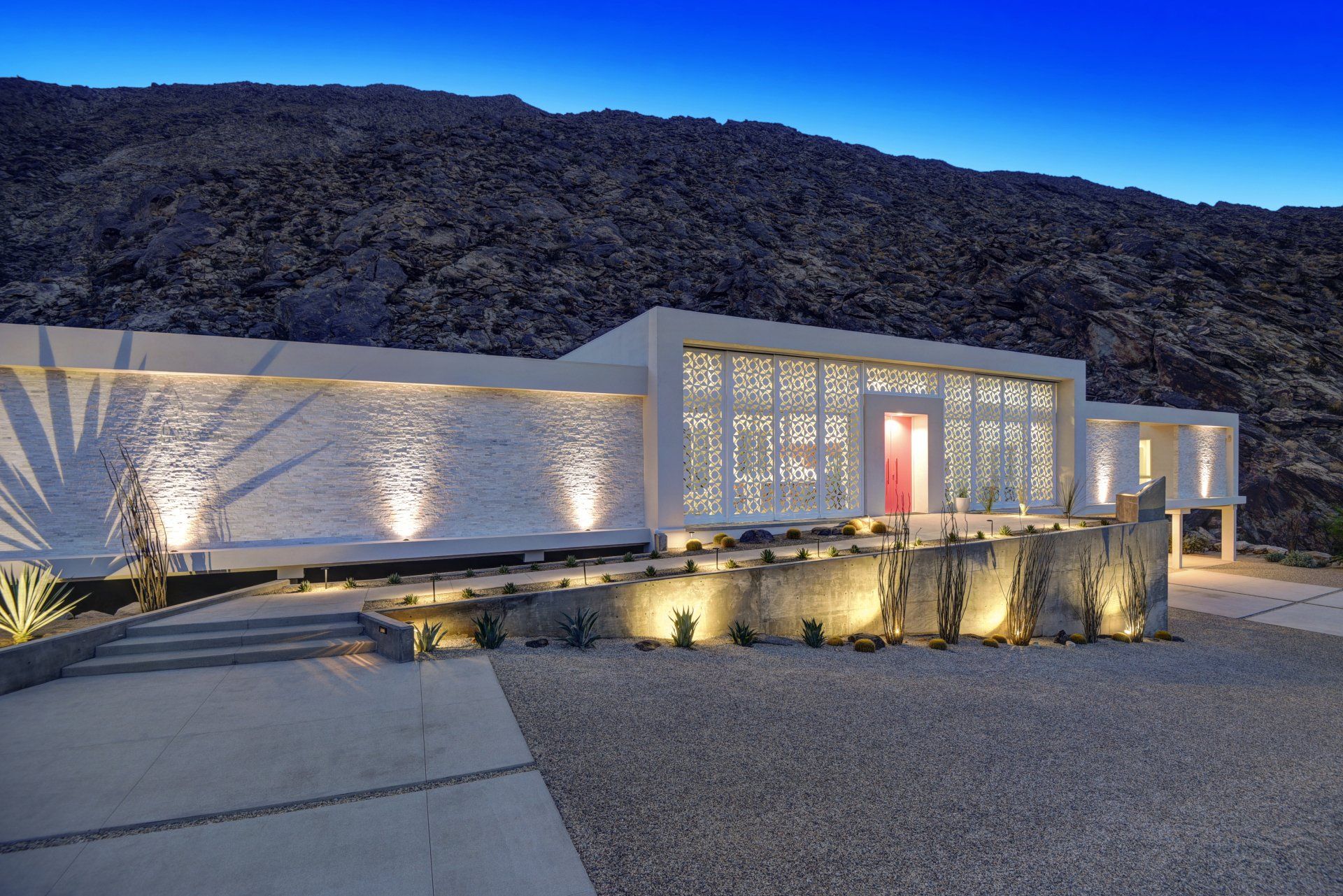 Screen House Palm Springs | front elevation night