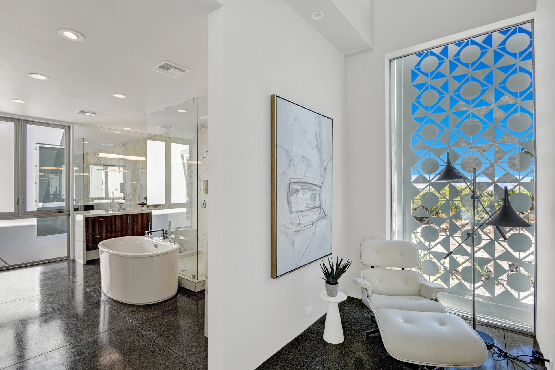 Screen House Palm Springs | Master Bathroom entry