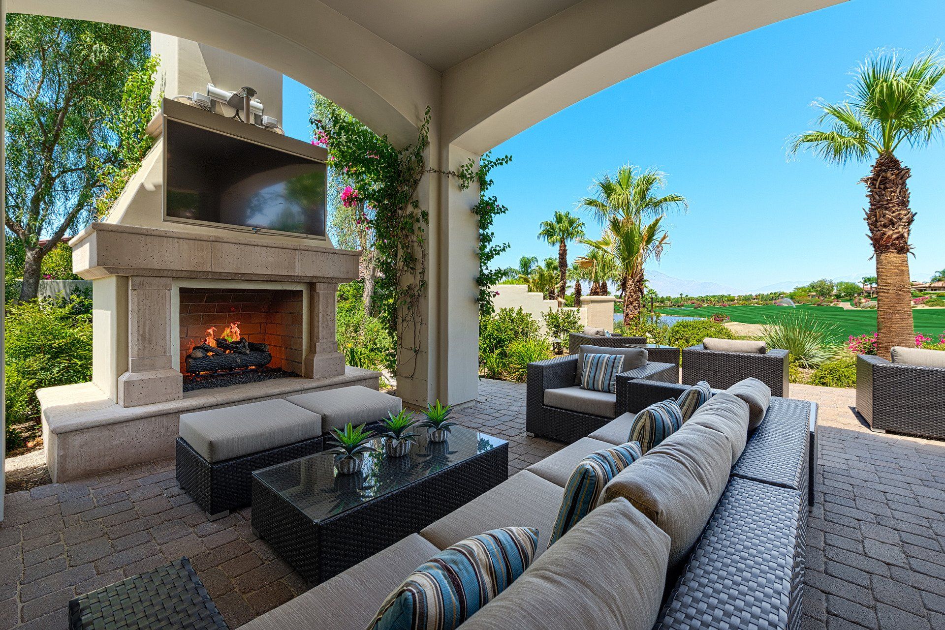Toscana Country Club | Outdoor Fireplace