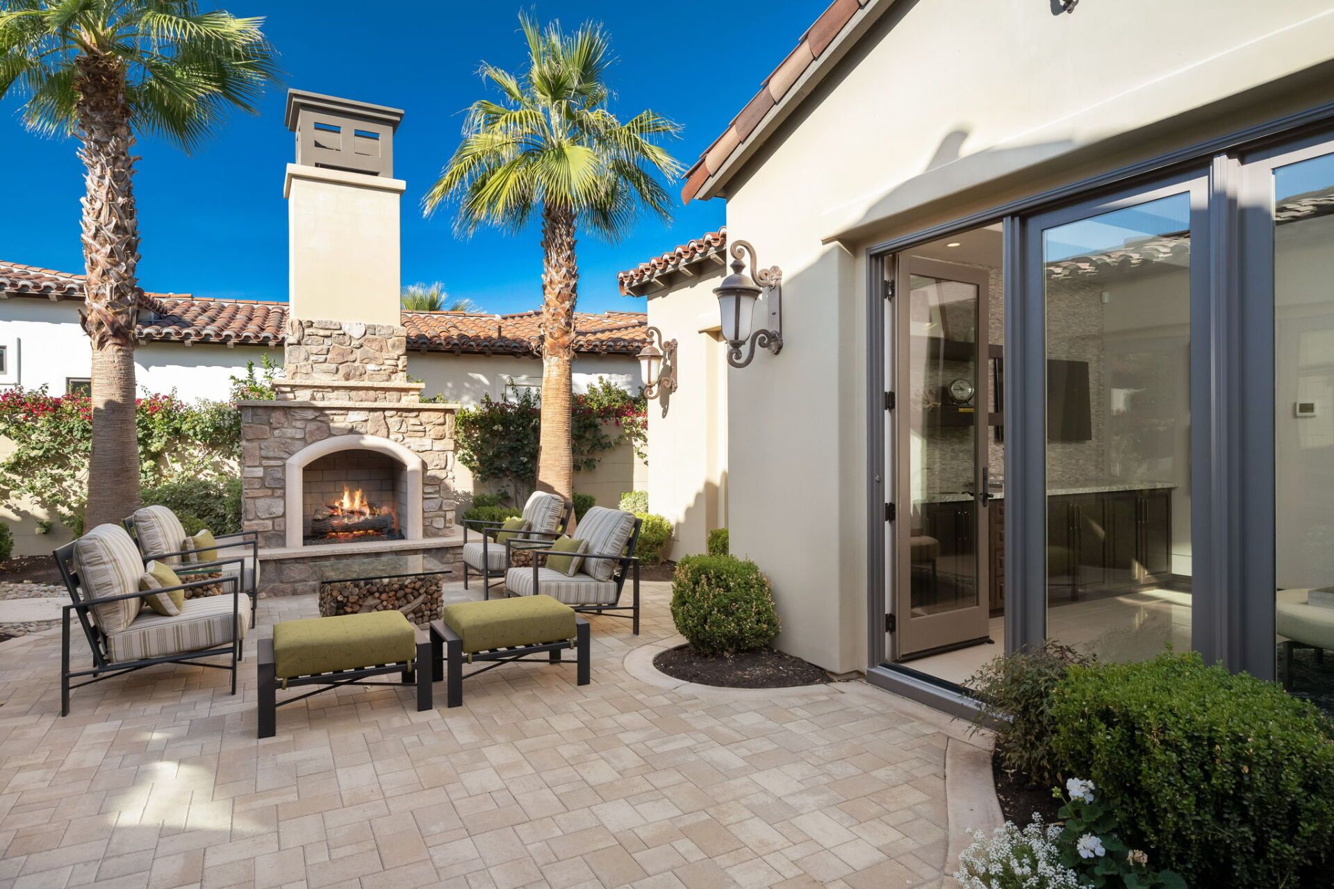 Via Pisa | Toscana Country Club | Court Yard