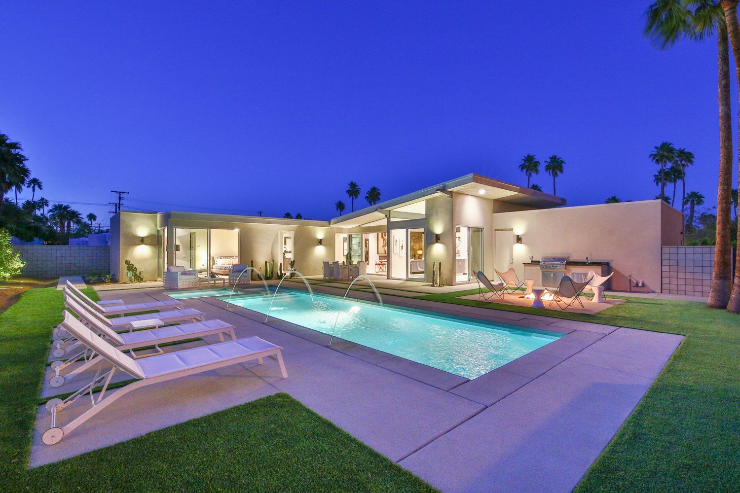 Kaptur Court | Backyard Night