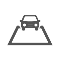 um carro está parado no topo de uma colina.