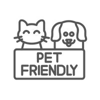 um gato e um cachorro estão sentados em cima de uma placa que diz que aceita animais de estimação.