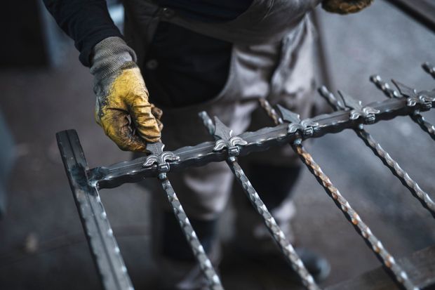 Edificio residenziale a più piani con balconi, dettagli blu e cielo azzurro.