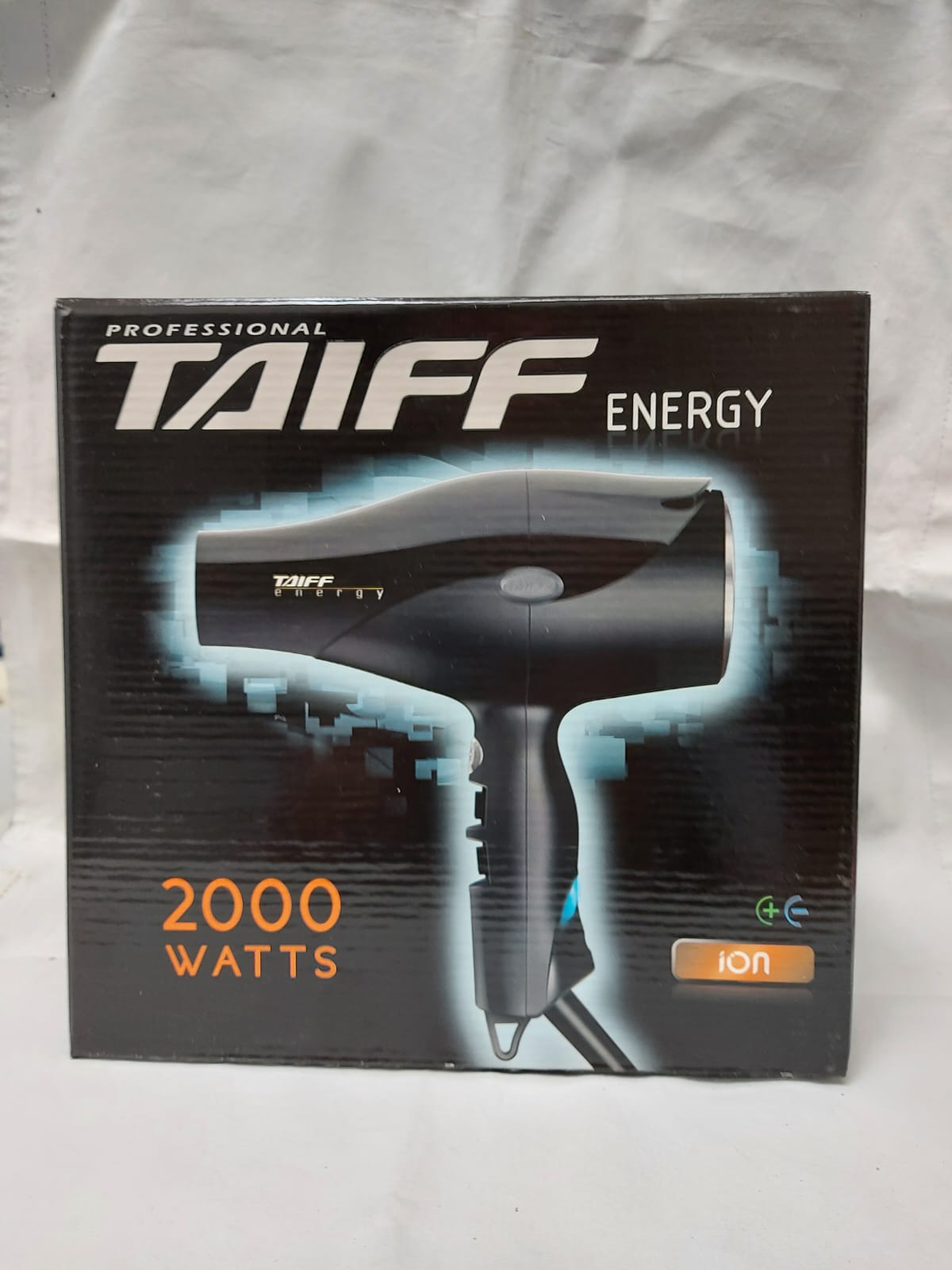 Caja negra con secador de pelo TAIF de 2000 vatios. Logotipo de iones azules.