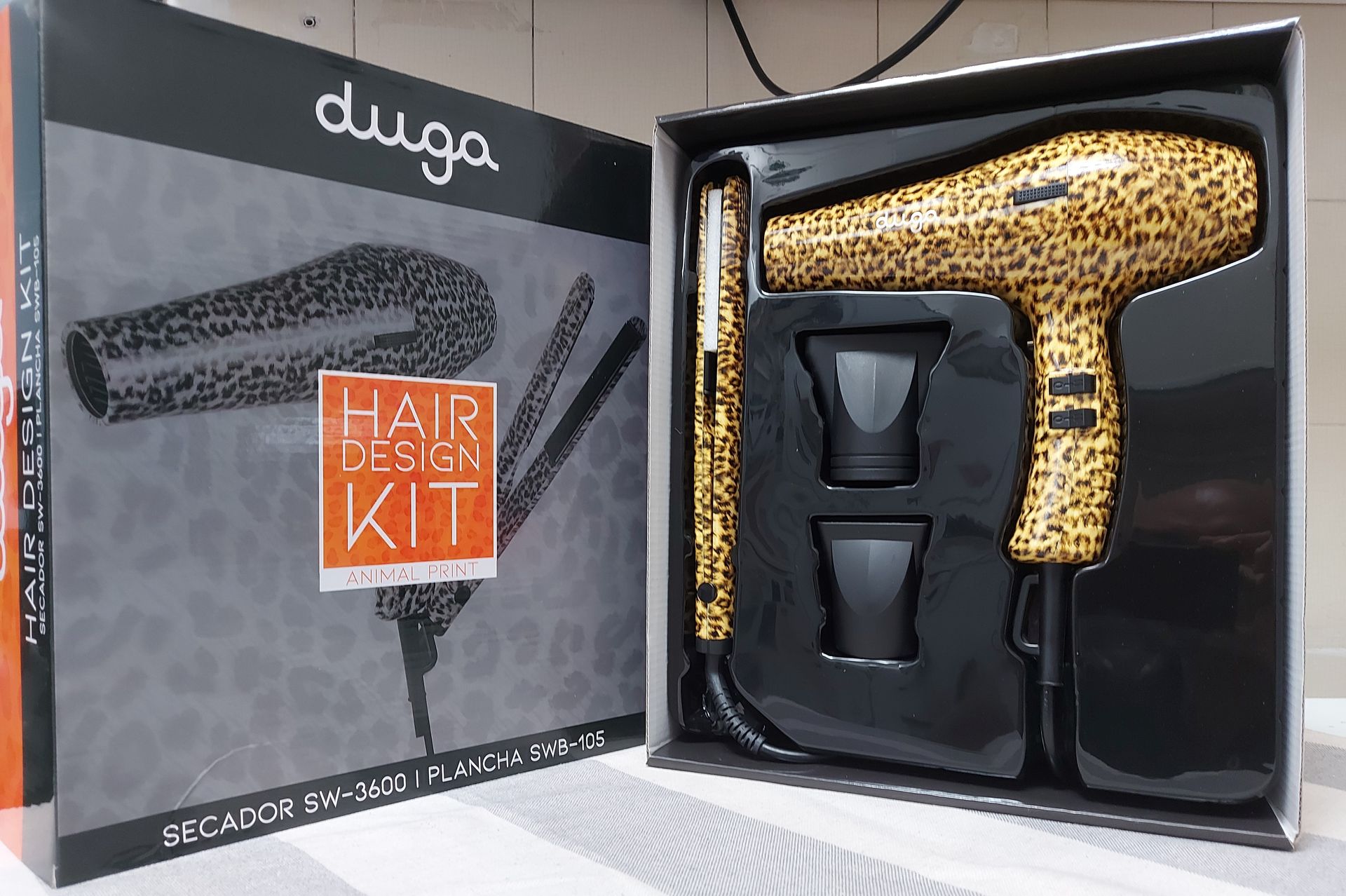 Kit de diseño de cabello, estampado negro y leopardo, con secador, plancha y accesorios.