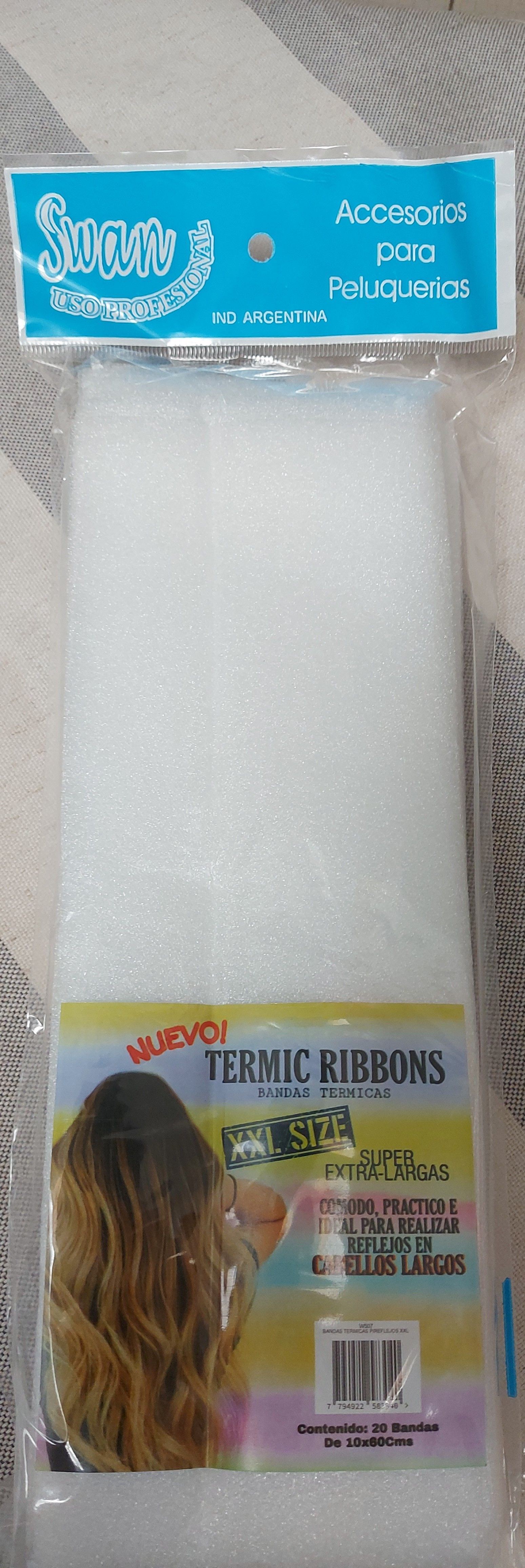 Un paquete de espuma blanca para peinar el cabello, con texto y cabello castaño ondulado de mujer.