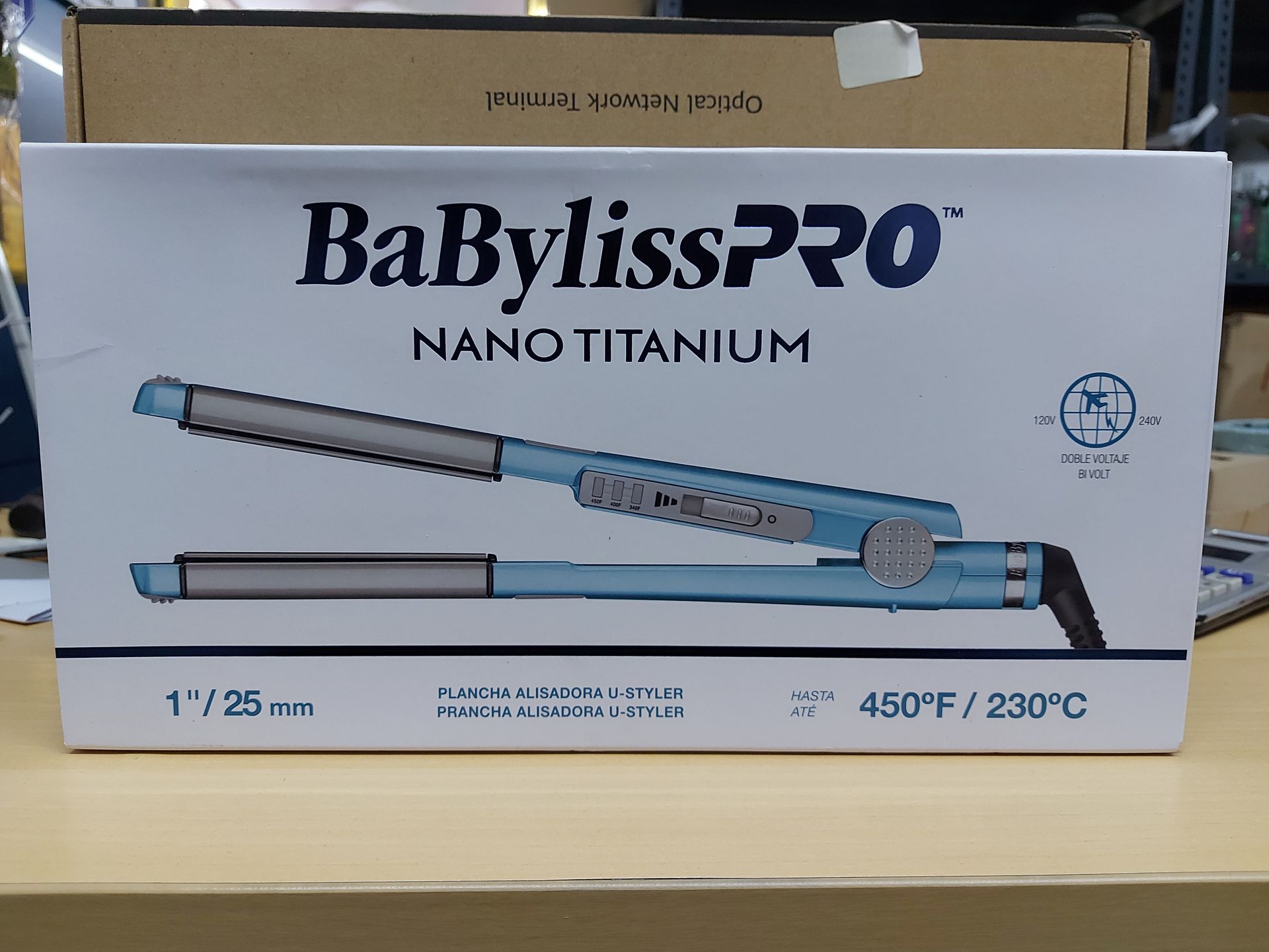 Plancha de pelo BaBylissPRO Nano Titanium. Diseño azul y plateado; caja blanca.
