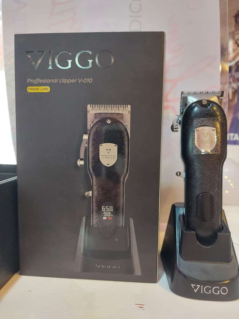 Cortapelos profesional VIGGO con base de carga en caja. Color negro y plateado.