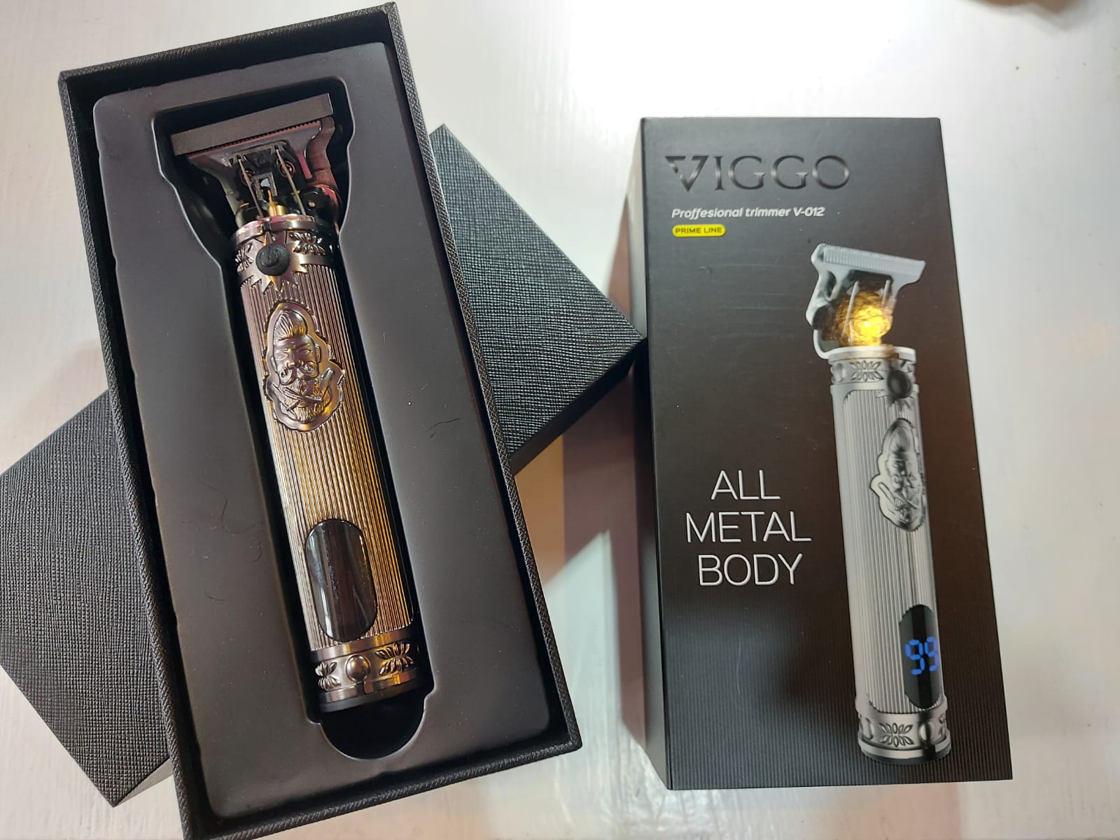 Una cortadora de pelo Vicco en su caja, con un diseño metálico texturizado. La caja es negra con letras doradas.