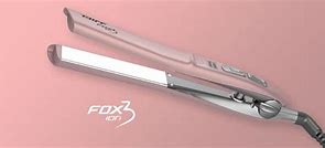 Plancha de pelo rosa y plata sobre fondo rosa.