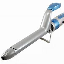 Rizador de pelo plateado y azul, en ángulo sobre un fondo blanco.