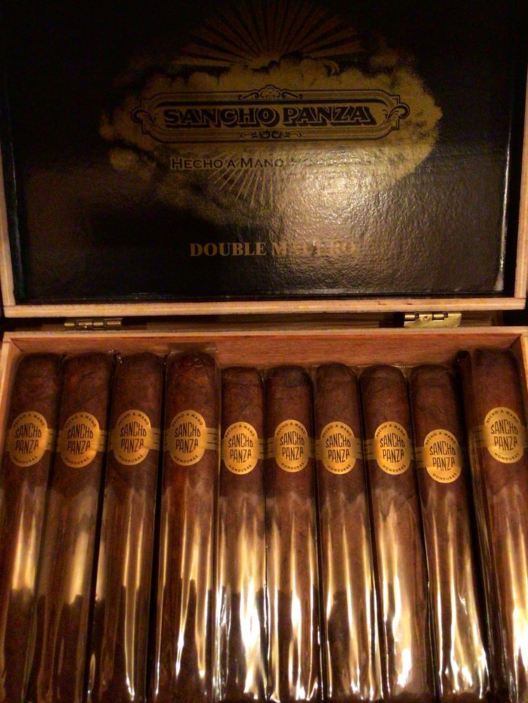 A box of cigars with a label that says ' santo fuente ' on it