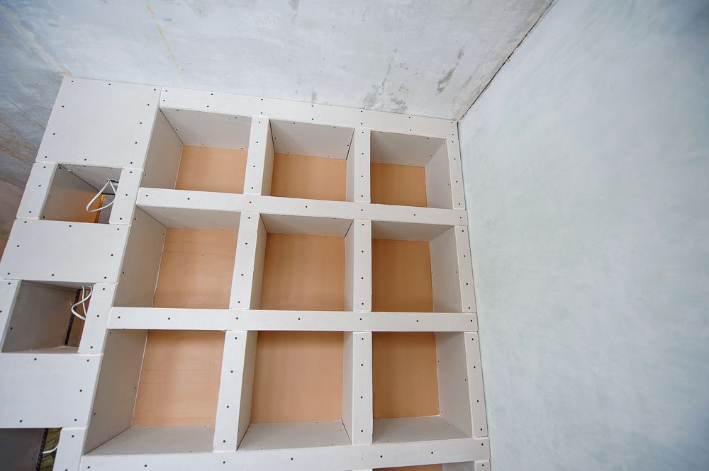 Scaffali bianchi aperti in costruzione in una stanza.