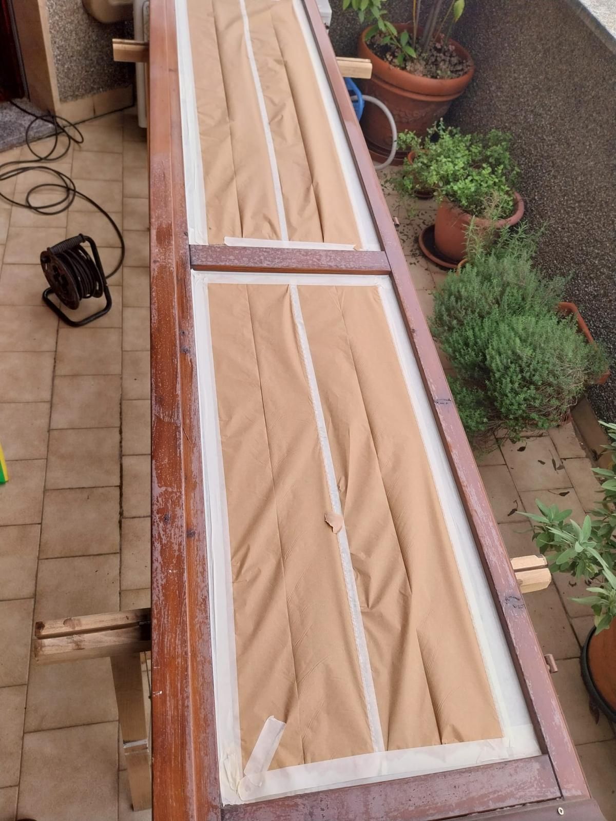 Telaio della porta in legno nastrato e ricoperto con carta marrone, all'esterno.