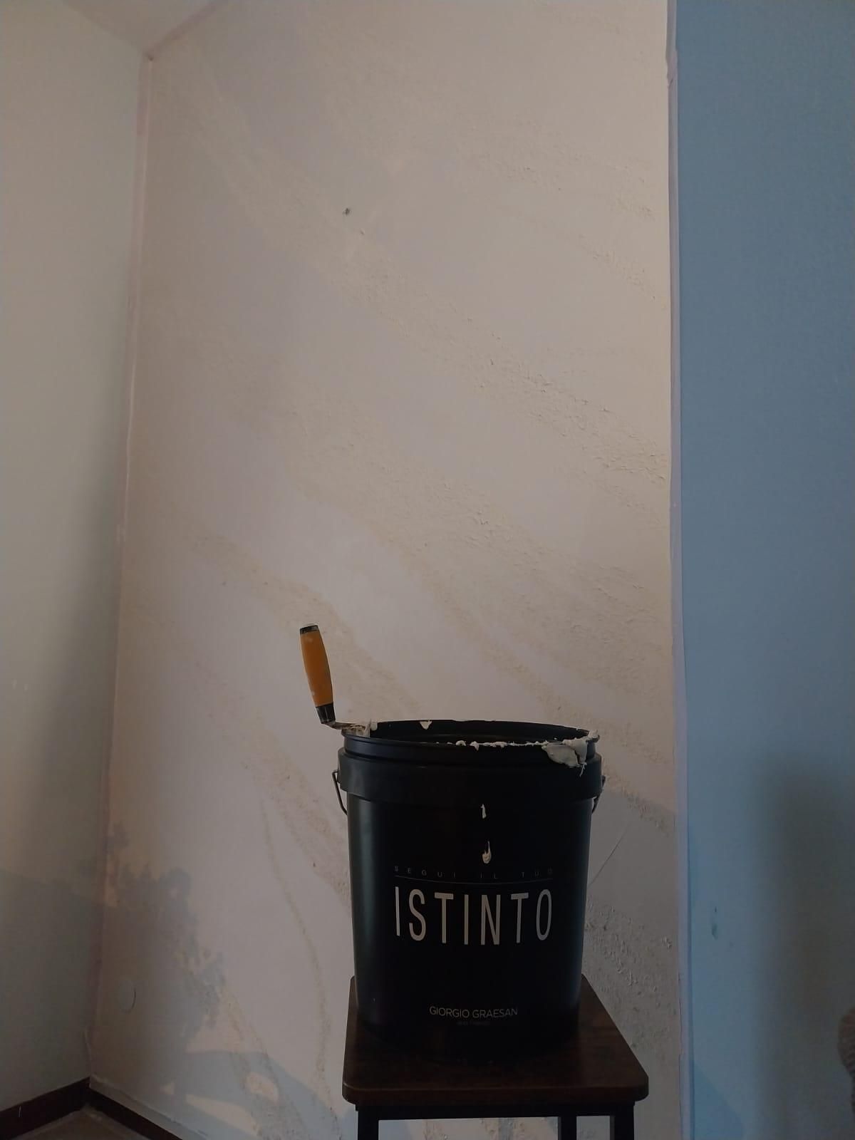 Secchio di vernice nera con la scritta