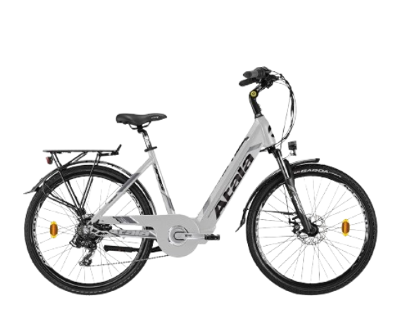 Bicicletta elettrica Atala color argento con pneumatici, parafanghi e portapacchi neri.