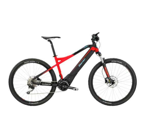 Mountain bike elettrica rossa e nera con pneumatici neri su sfondo bianco.