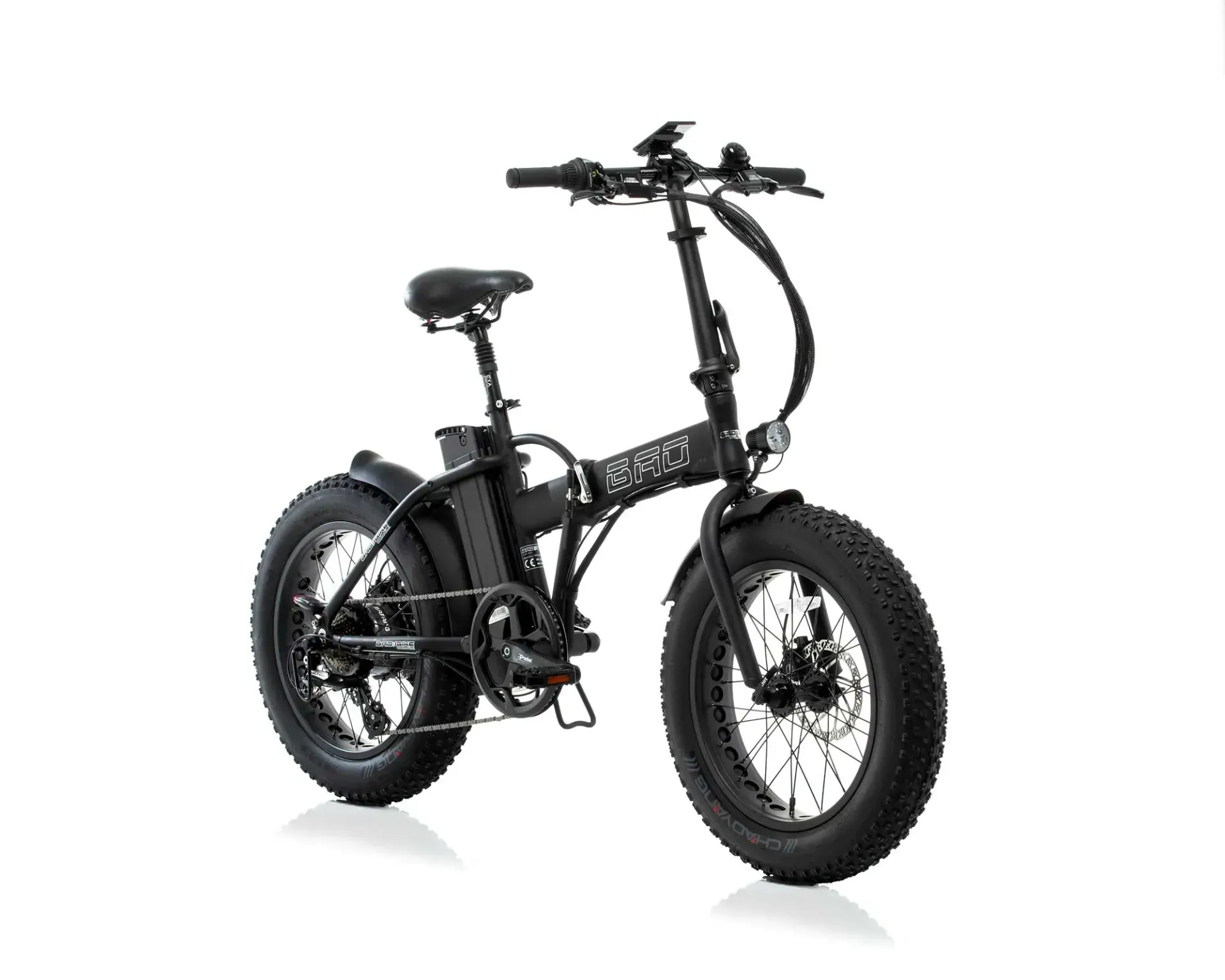 Bicicletta elettrica pieghevole nera con pneumatici larghi su sfondo bianco.