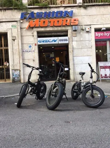 Tre biciclette elettriche parcheggiate fuori dal negozio
