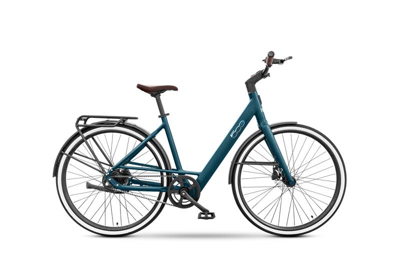 Bicicletta in stile olandese color verde acqua con sedile marrone e pneumatici bianchi su sfondo bianco.