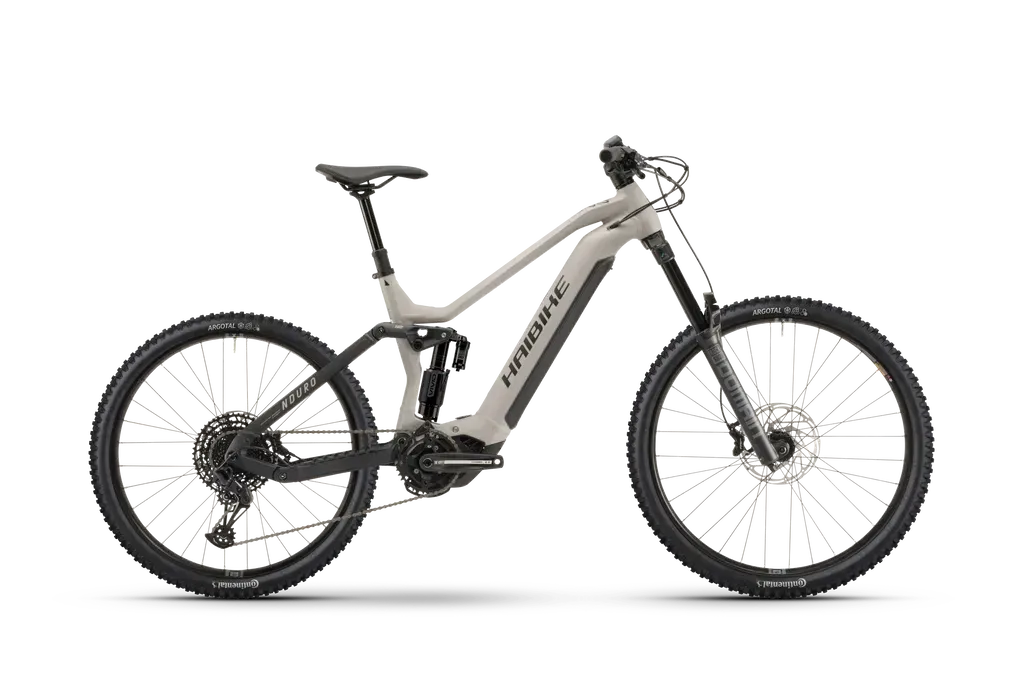 Mountain bike elettrica Haibike grigia su sfondo bianco, inclinata verso destra.
