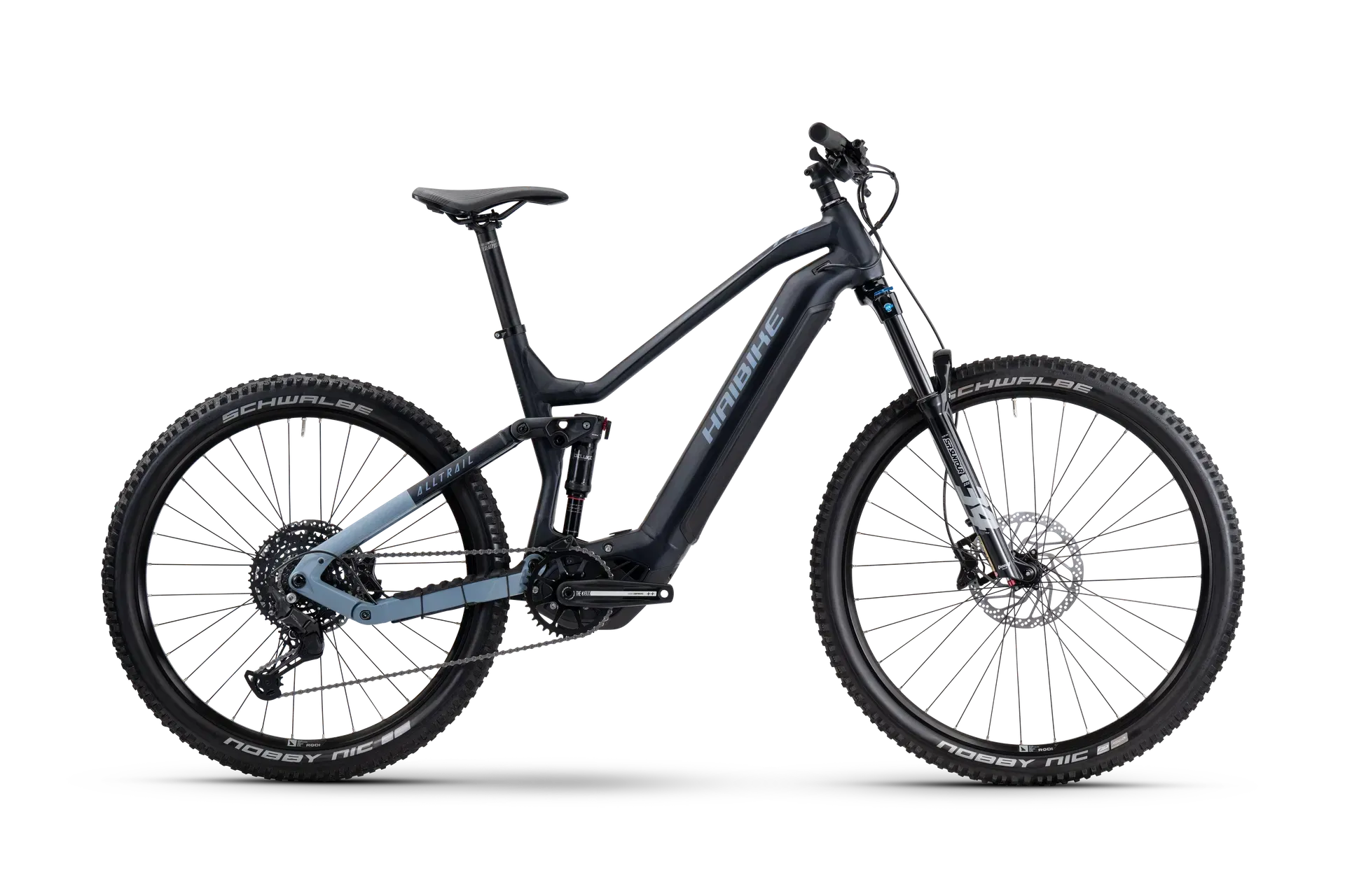 Mountain bike elettrica grigio scuro su sfondo bianco.