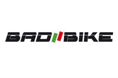 Logo di "BAD BIKE" in grassetto, carattere sans-serif nero, con strisce verdi e rosse tra "BAD" e "BIKE".