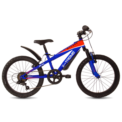 Mountain bike elettrica rossa e nera con pneumatici neri su sfondo bianco.