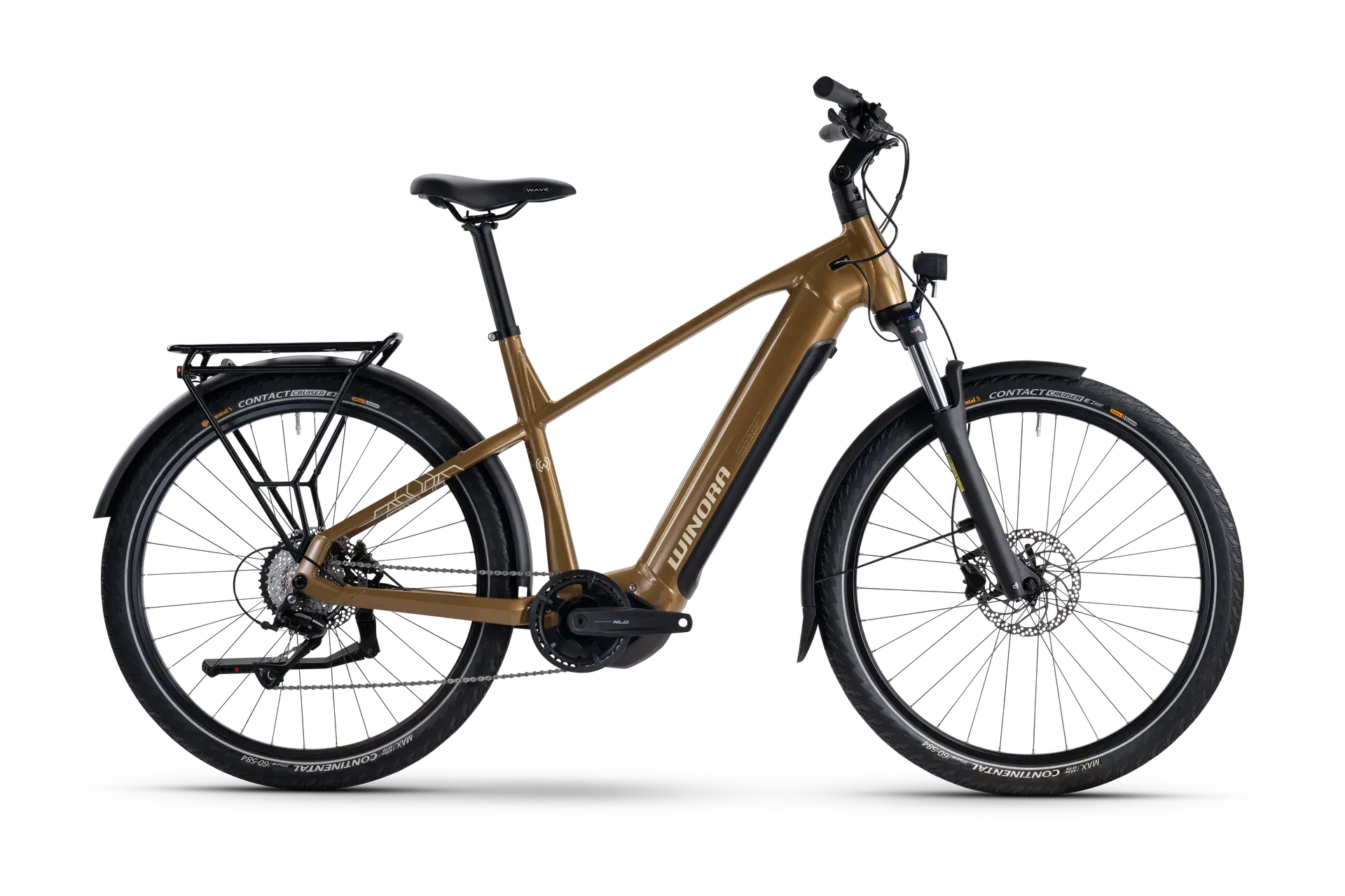 Bicicletta elettrica marrone con pneumatici, parafanghi e portapacchi posteriore neri, su sfondo bianco.