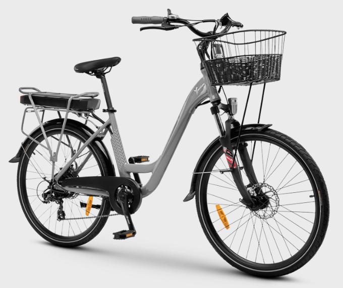 Bicicletta elettrica grigia con cestino e portapacchi posteriore.