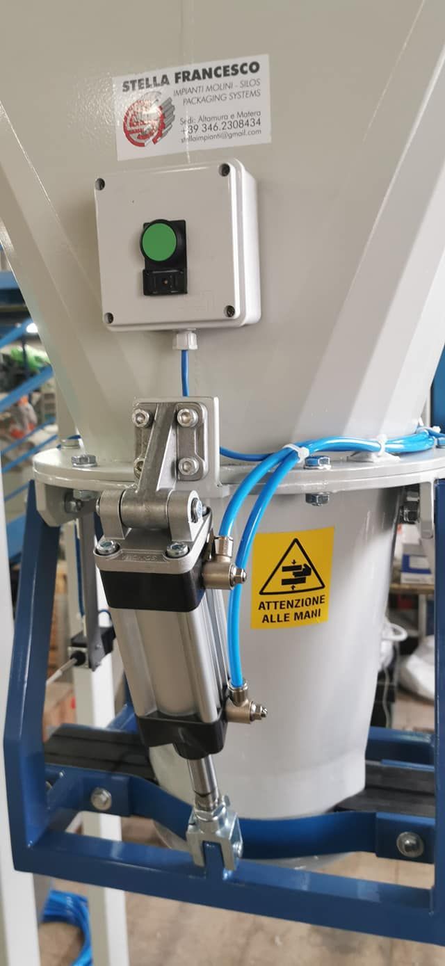 particolare confezionatrice farina molini Molitoria Lucana Matera