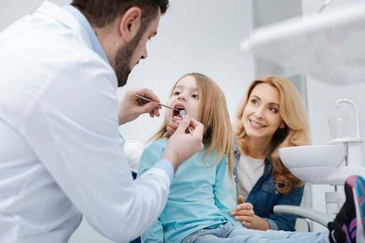 dentista controlla denti bambino