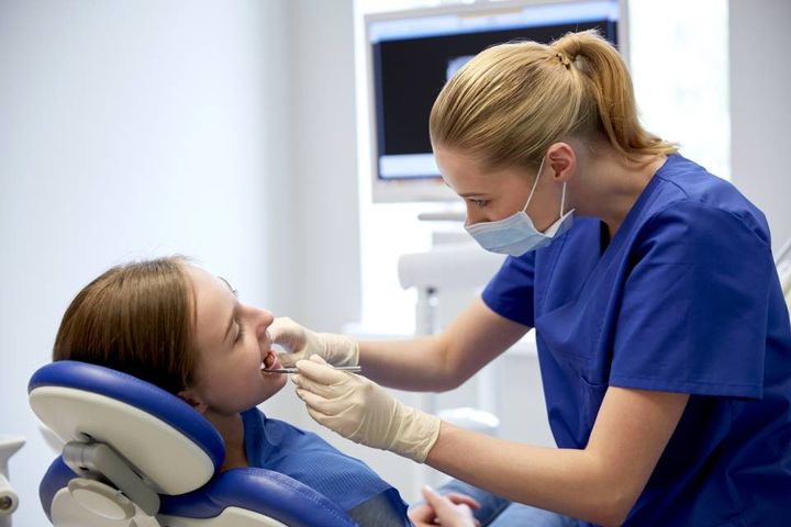dentista assiste paziente