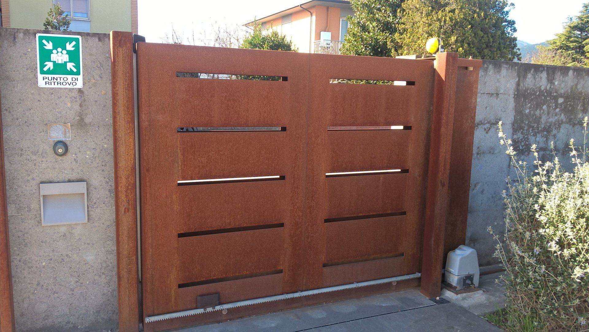 cancello d'entrata marrone