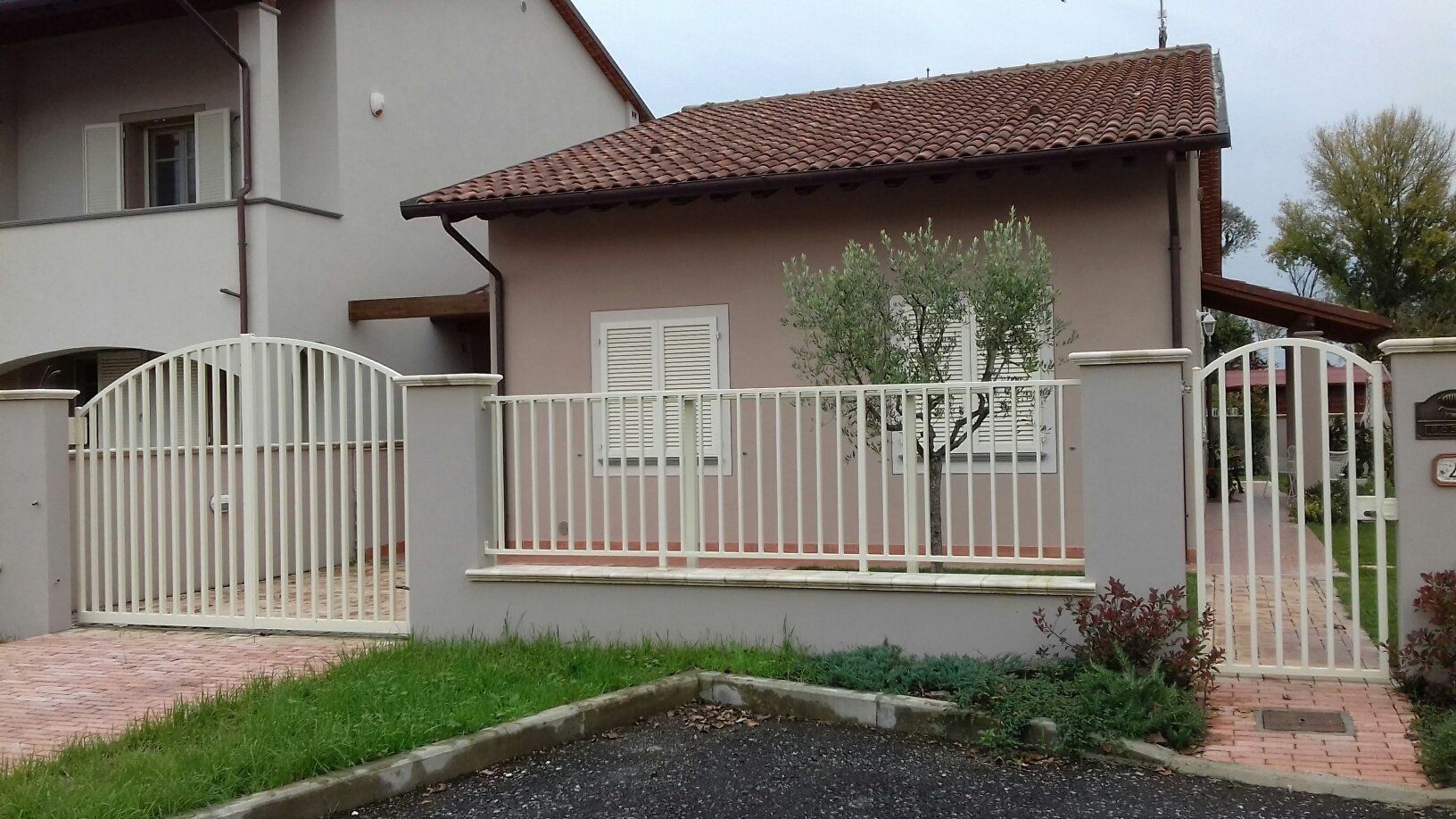 ringhiera di una casa in ferro