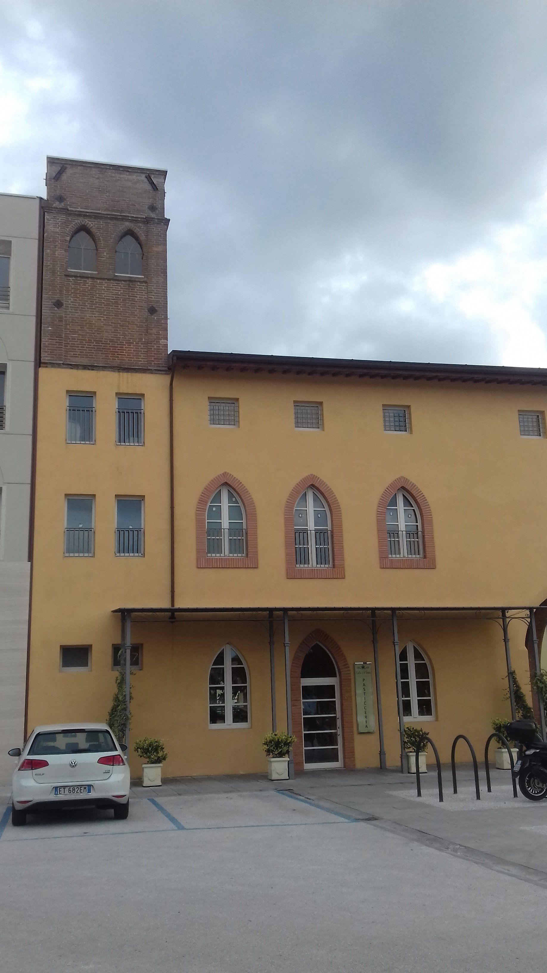 facciata principale edificio con serramenti